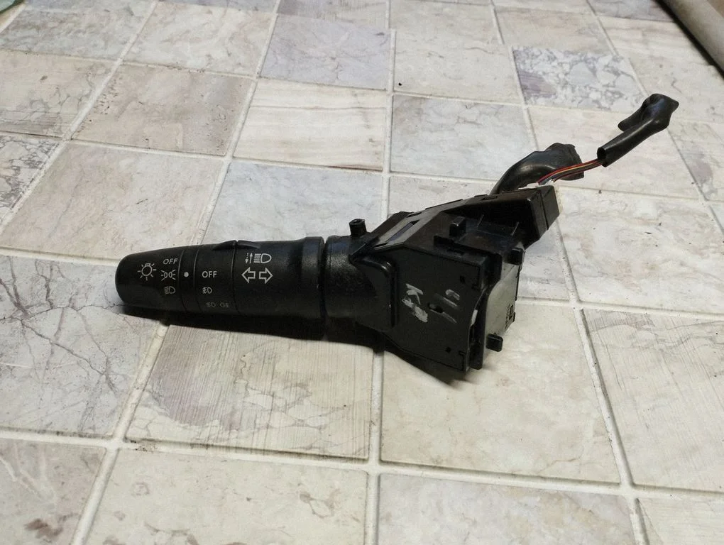 Manetka kierunkowskazów/świateł – Nissan X-Trail T30 (2001-2007)