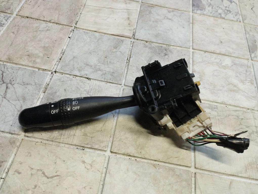 Suunatulede/tulede hoob – Toyota Corolla Verso E121 (2001-2004)