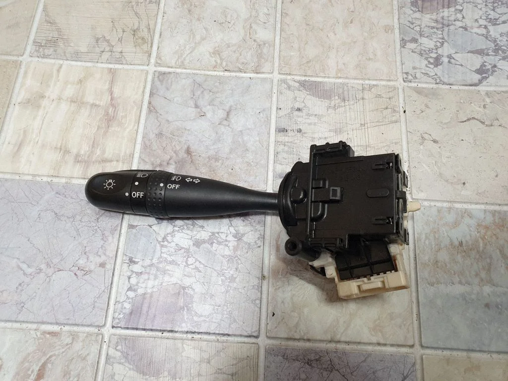 Suunatulede/tulede hoob – Toyota RAV 4 (XA20) (2000-2005)