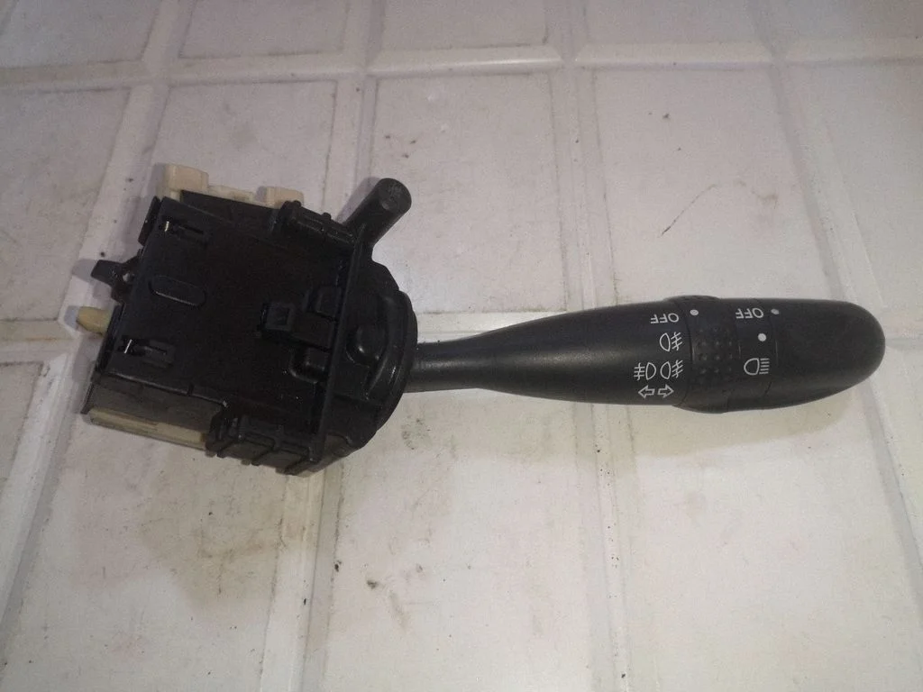 Suunatulede/tulede hoob – Toyota Corolla Verso E121 (2001-2004)