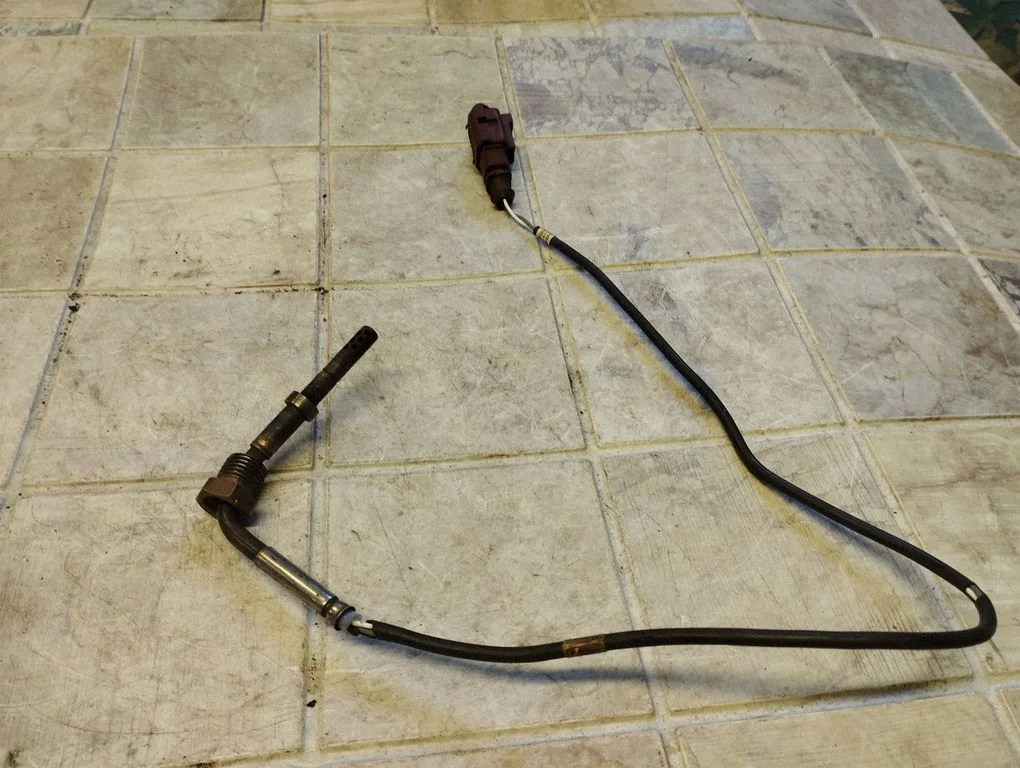 Exhaust gas pressure sensor 03G906088