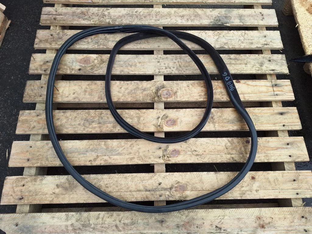 Rubber seal rear door – rear right