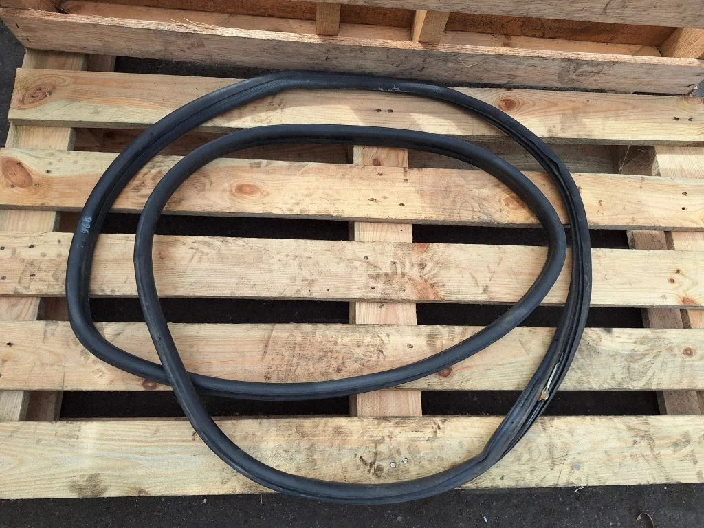 Rubber seal rear door – rear left