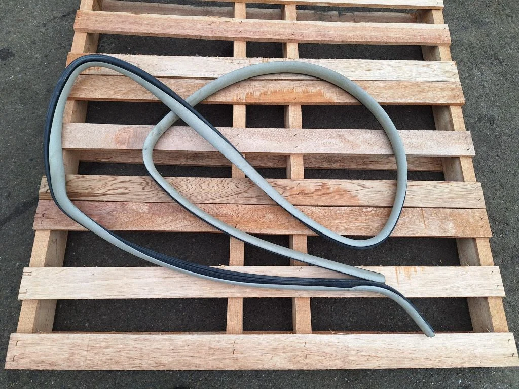 Rubber seal rear door – rear right