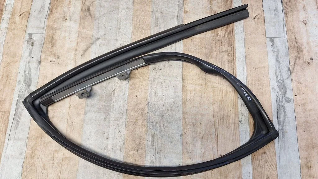Rubber seal rear door – rear right