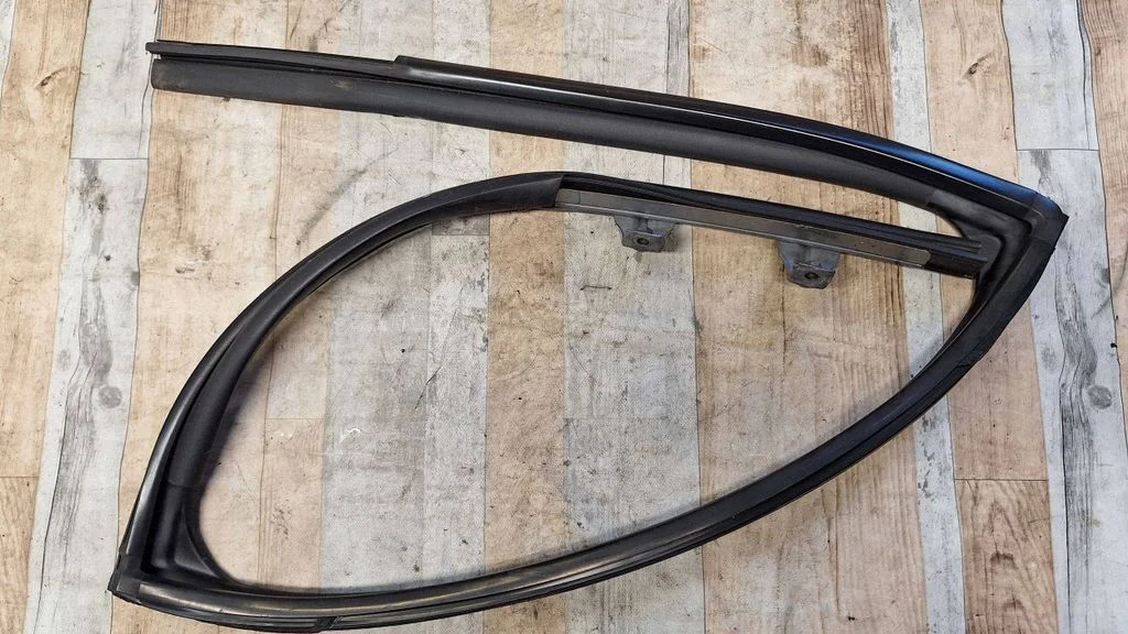 Rubber seal rear door – rear left