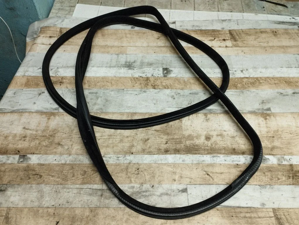 Rubber seal rear door – rear left