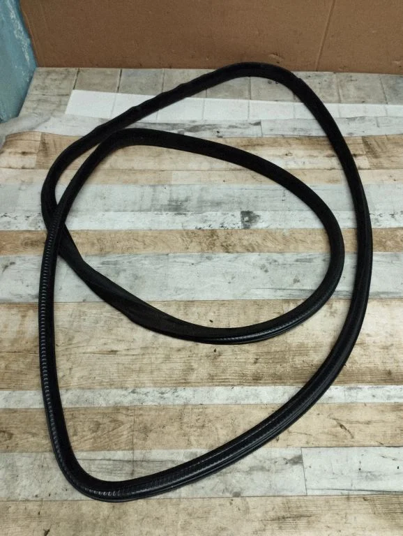 Rubber seal rear door – rear right