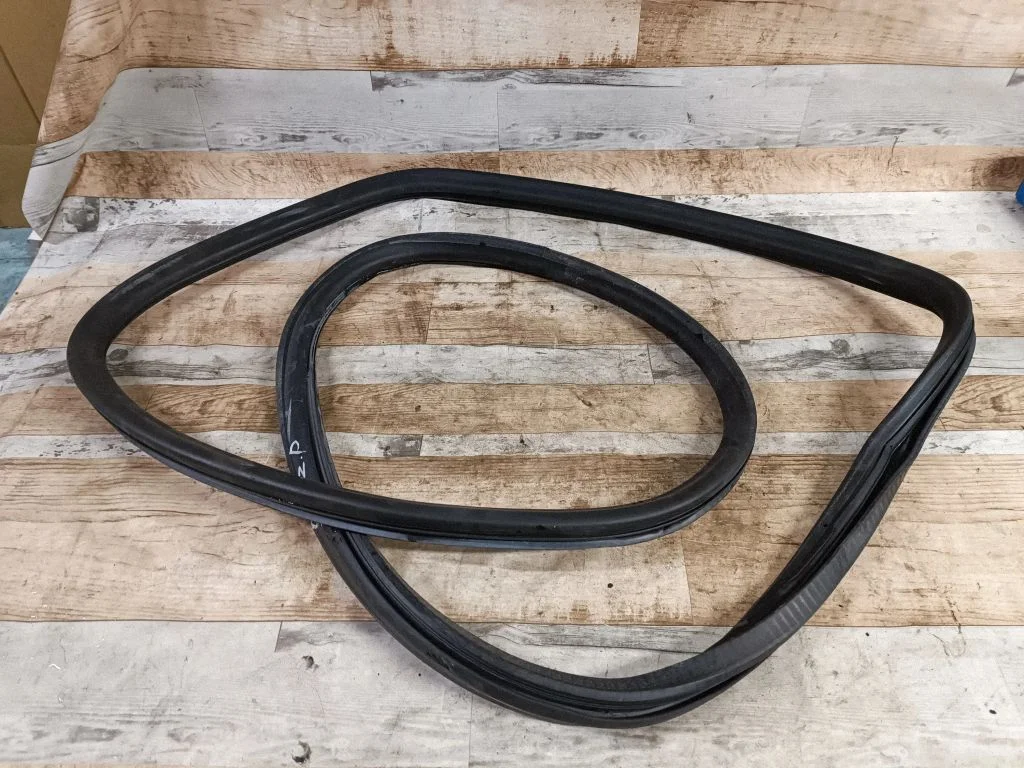 Rubber seal rear door – rear right