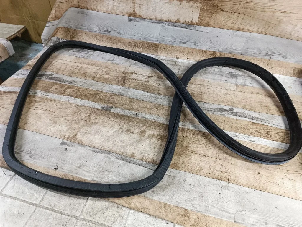 Rubber seal rear door – rear left