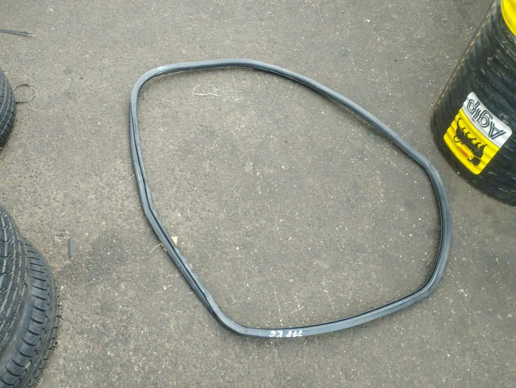 Rubber seal rear door – rear left