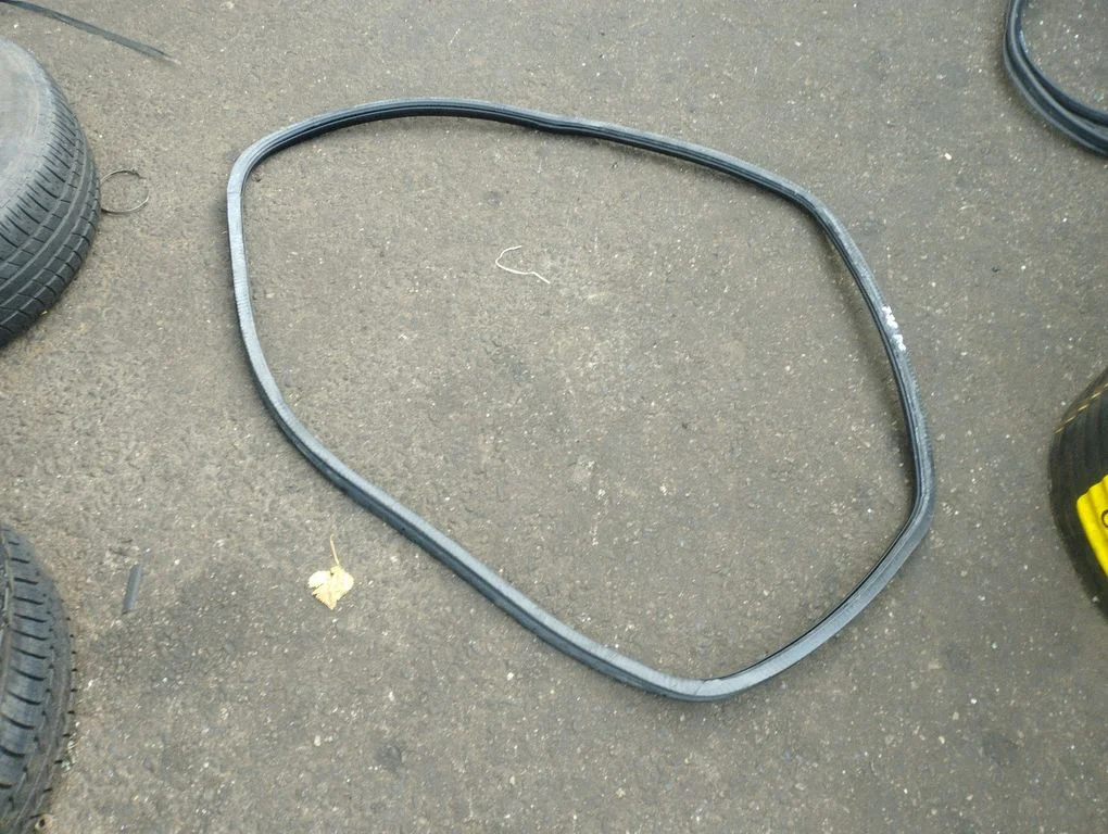 Rubber seal rear door – rear right