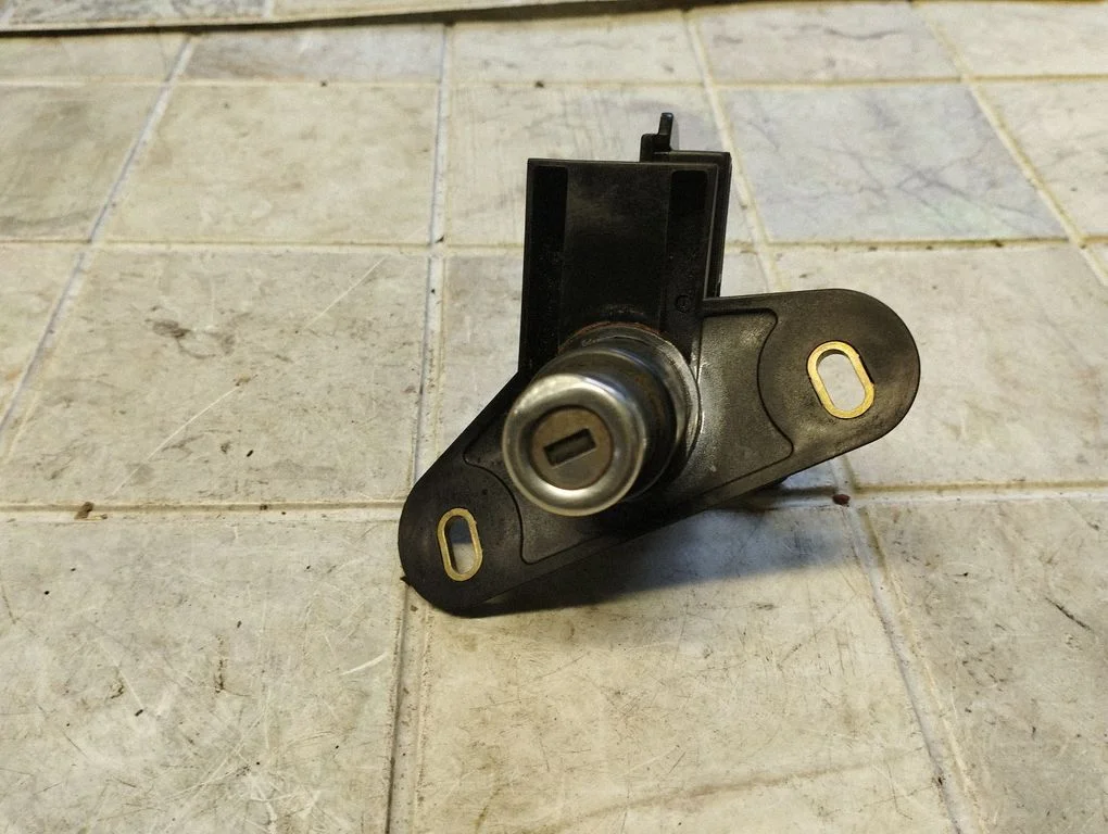 Tailgate exterior lock – Opel Omega B2 (1999-2003)