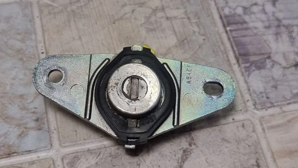 Tailgate exterior lock
