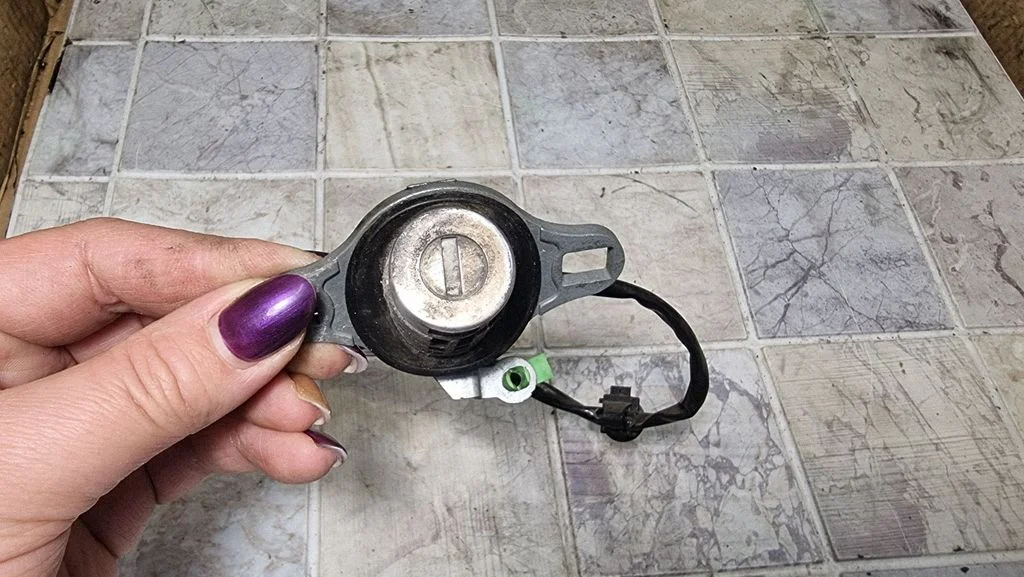 Tailgate exterior lock