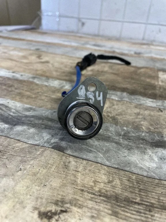 Tailgate exterior lock