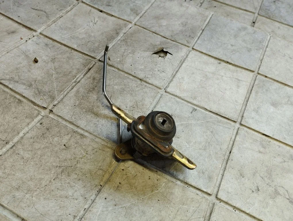 Tailgate exterior lock