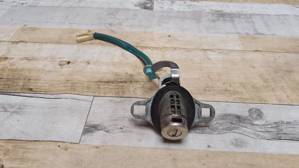 Tailgate exterior lock