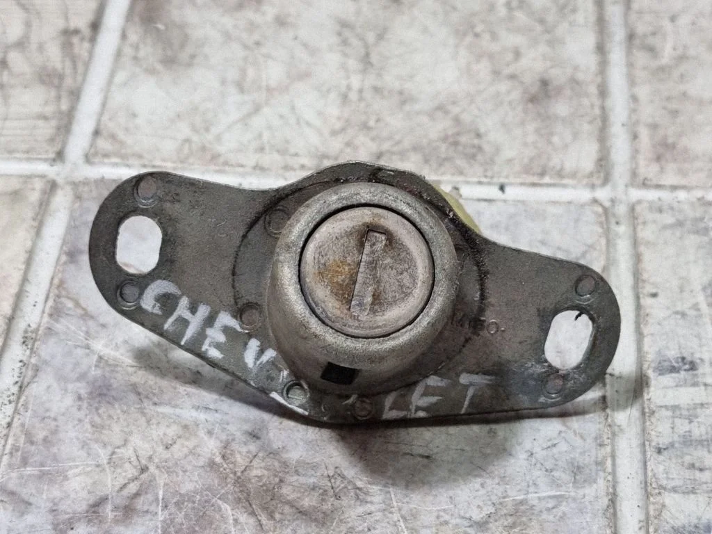Tailgate exterior lock