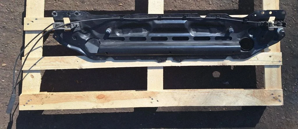 Radiaatori tugipaneeli ülaosa – BMW 5-seeria E60 E61 (2004-2010)
