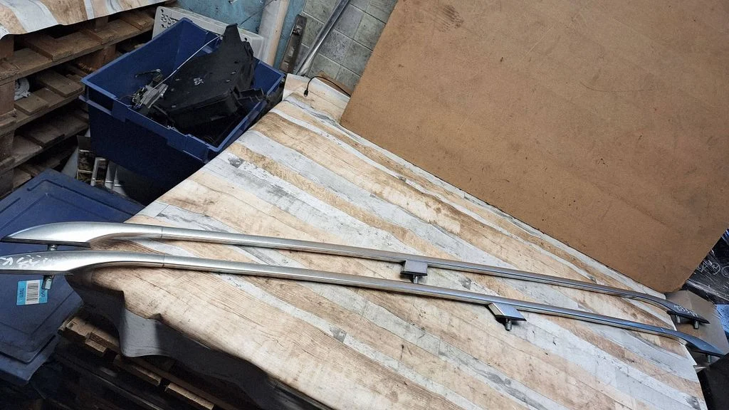 Roof bar rail