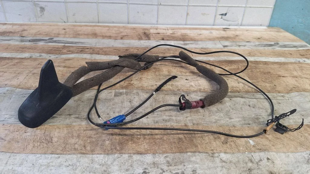 Aerial GPS antenna 8E9035503T