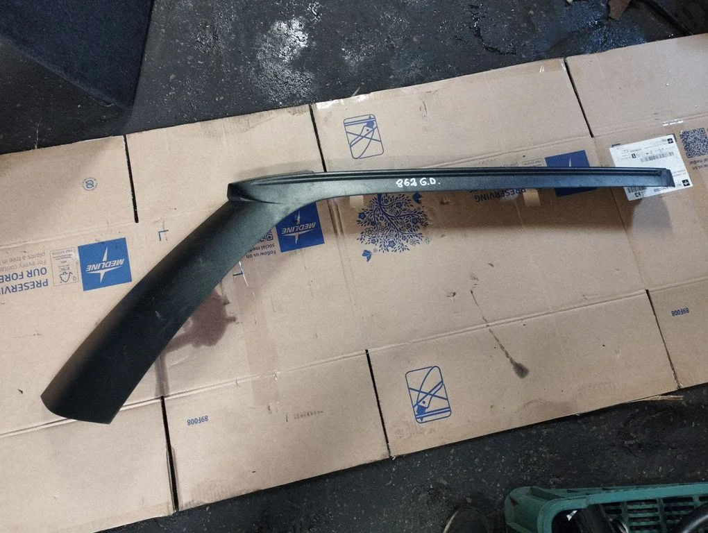 Katuse liist „molding" – tagumine parem
