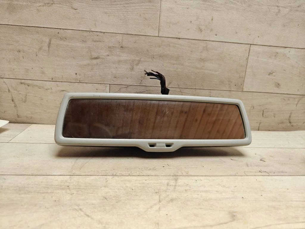 Rear view mirror (interior) E1010839