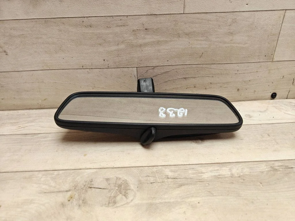 Rear view mirror (interior) E1010456