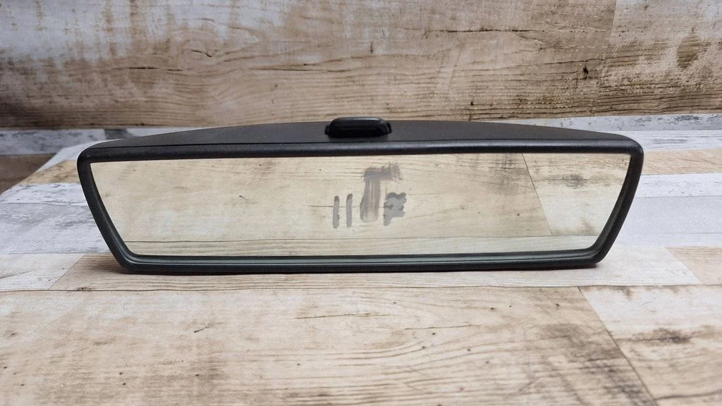 Rear view mirror (interior) E1010761