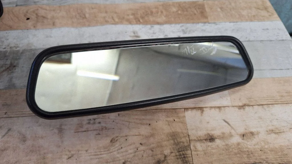 Rear view mirror (interior) E1010590