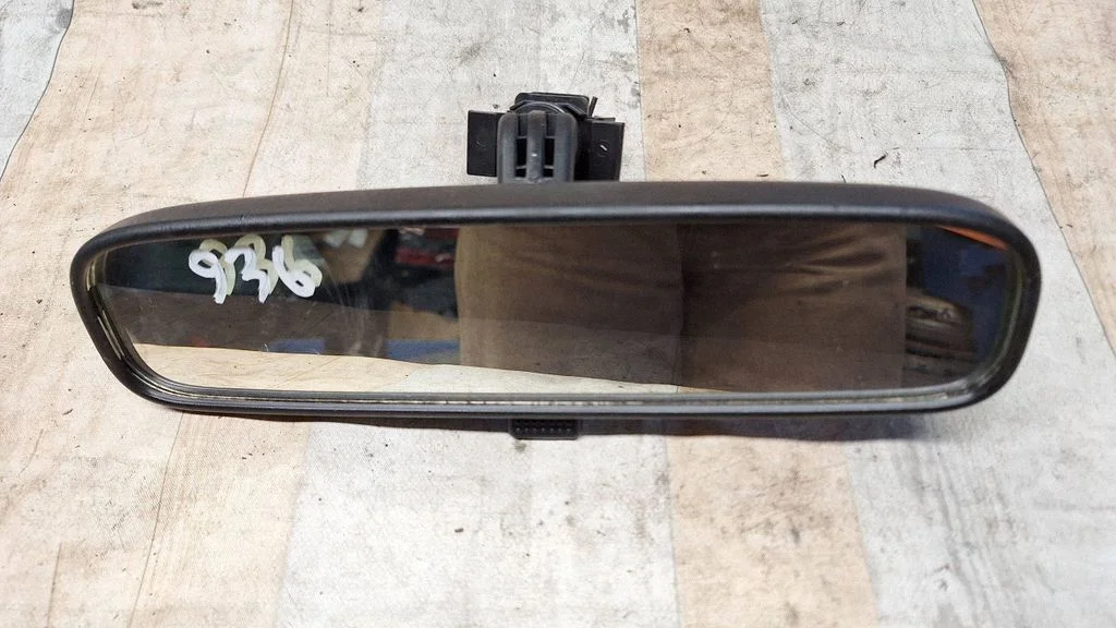 Rear view mirror (interior) E4012197