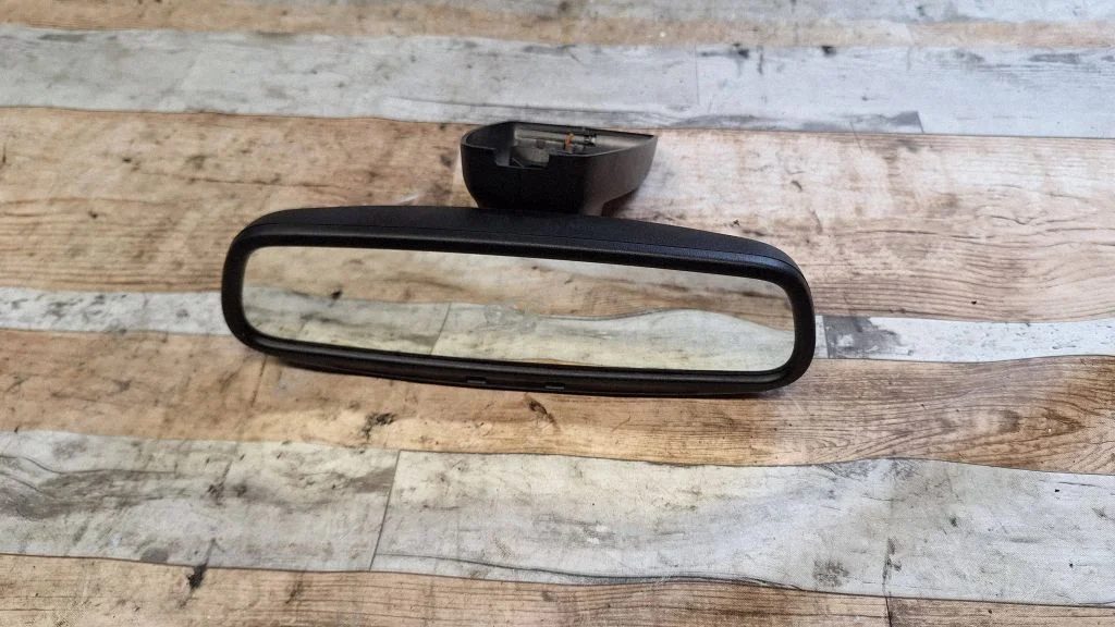 Rear view mirror (interior) E1015624