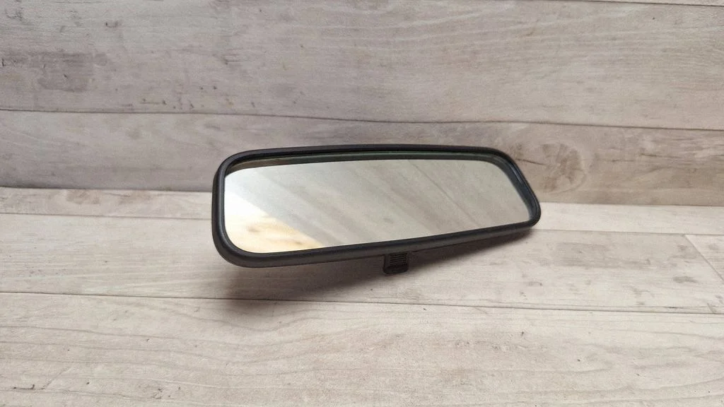 Rear view mirror (interior) E4012141