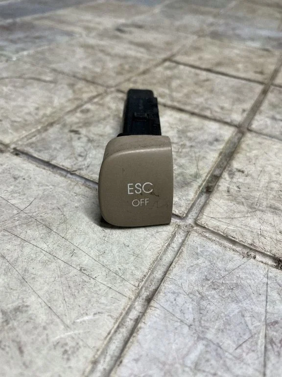 ESP (stability program) switch 621W05010
