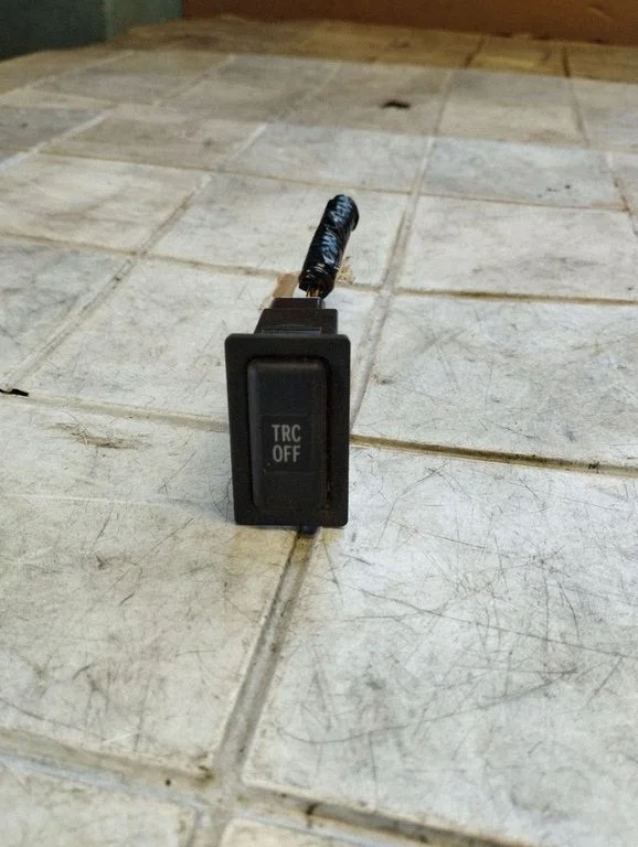 ESP (stability program) switch – Toyota Corolla Verso AR10 (2004-2009)