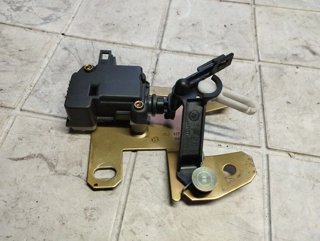 Central locking motor – Volkswagen Touareg I (2002-2010)