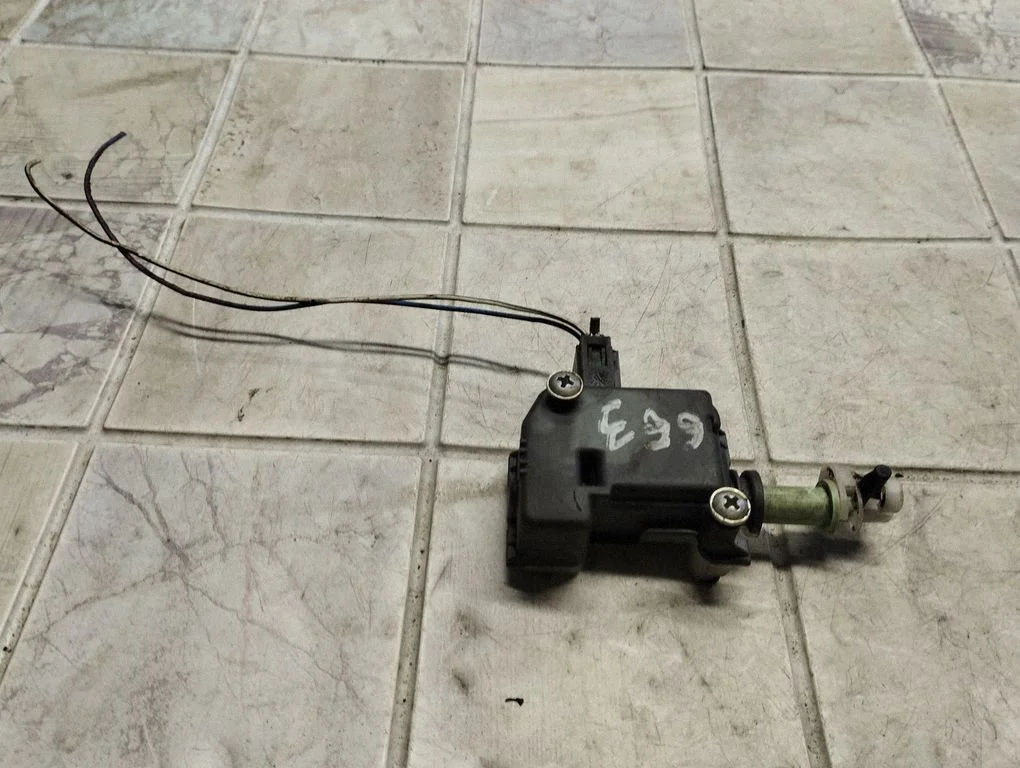 Central locking motor – Toyota Avensis T250 (2003-2006)