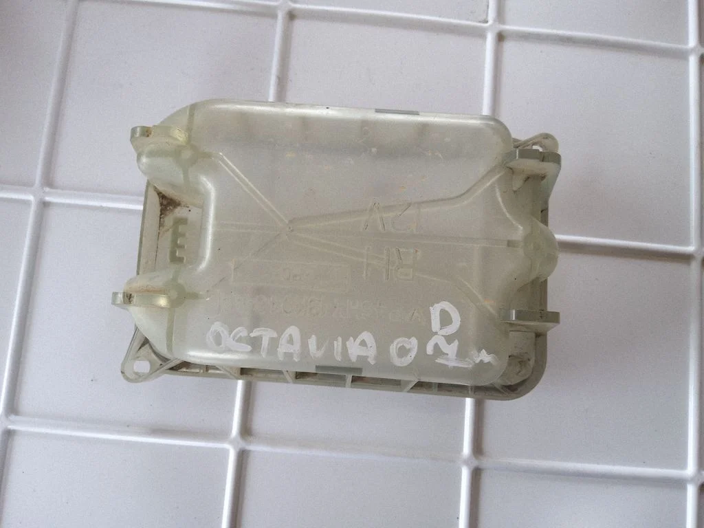 Headlight/headlamp dust cover – Skoda Octavia Mk2 (1Z) (2004-2013)