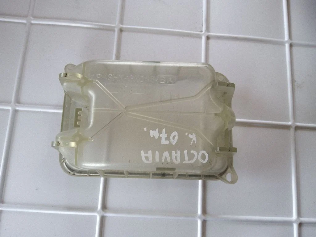 Headlight/headlamp dust cover – Skoda Octavia Mk2 (1Z) (2004-2013)