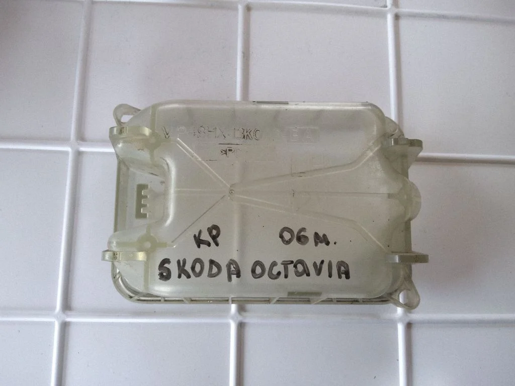 Headlight/headlamp dust cover – Skoda Octavia Mk2 (1Z) (2004-2013)