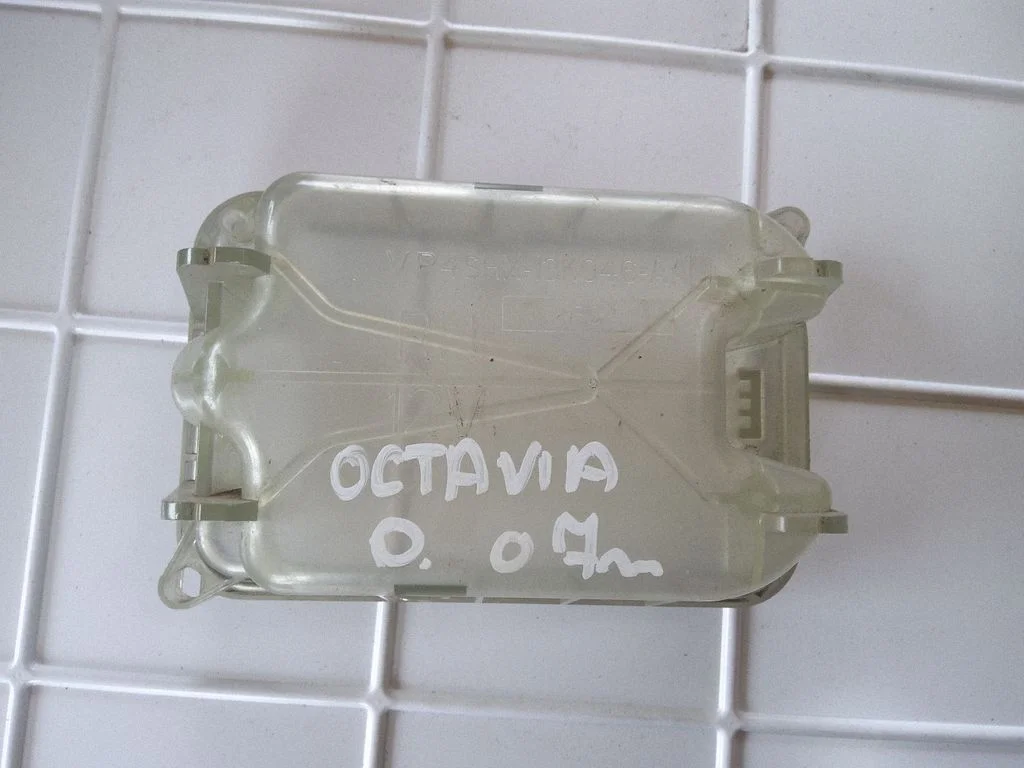 Headlight/headlamp dust cover – Skoda Octavia Mk2 (1Z) (2004-2013)
