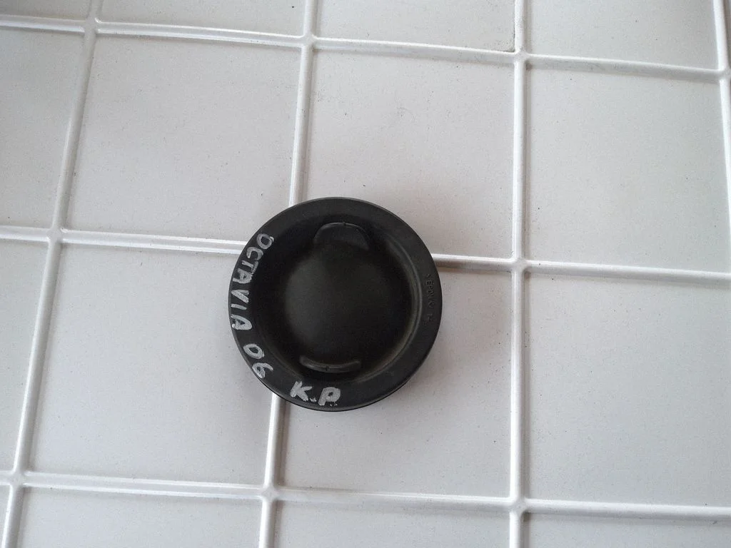 Headlight/headlamp dust cover – Skoda Octavia Mk2 (1Z) (2004-2013)