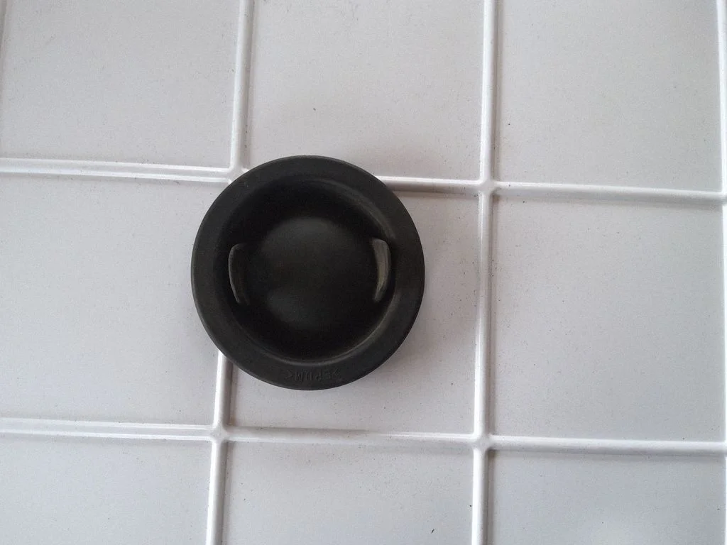 Headlight/headlamp dust cover – Skoda Octavia Mk2 (1Z) (2004-2013)