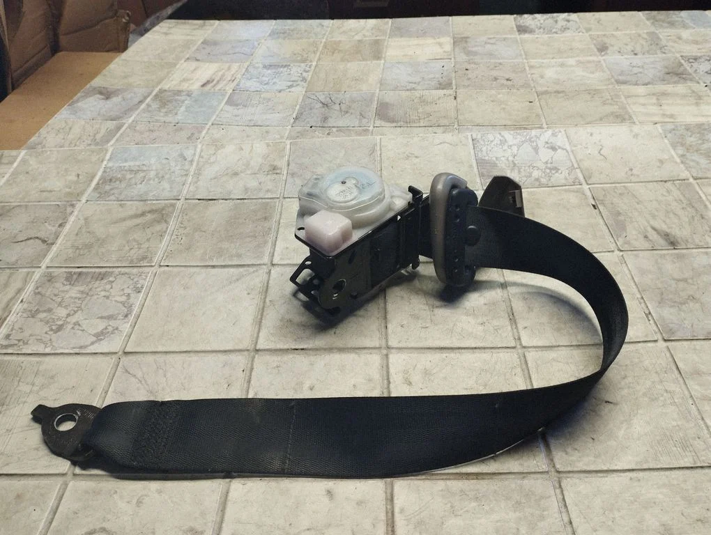 Third row seat belt – Mitsubishi Grandis (2003-2011)