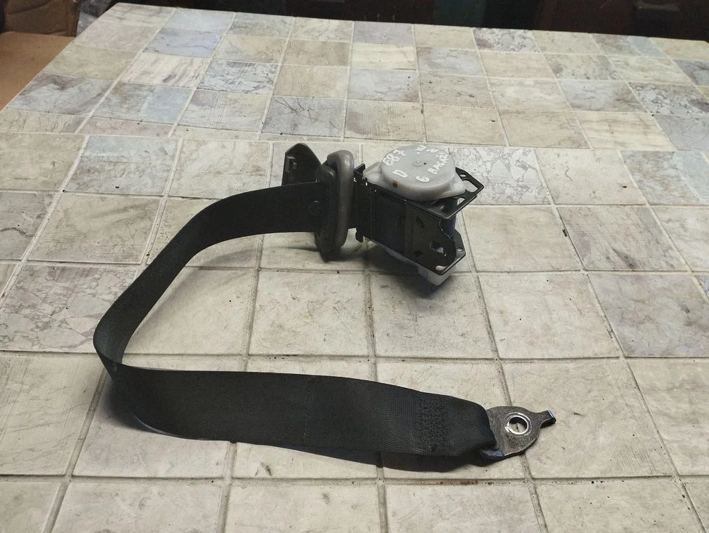 Third row seat belt – Mitsubishi Grandis (2003-2011)