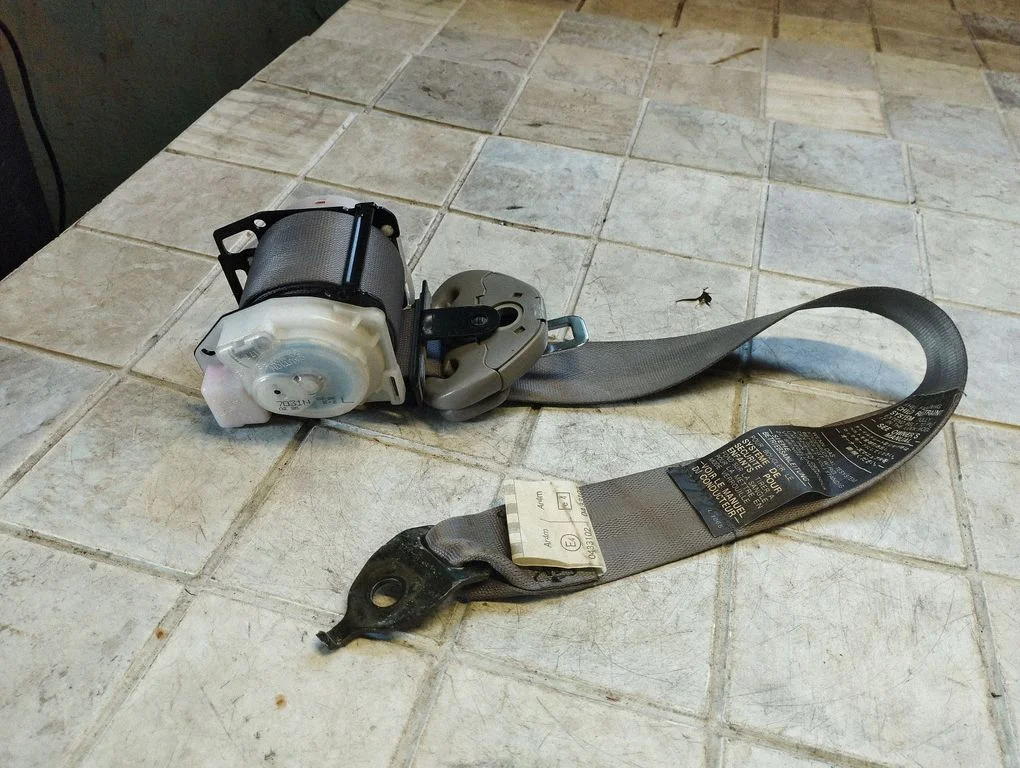 Third row seat belt – Mitsubishi Grandis (2003-2011)