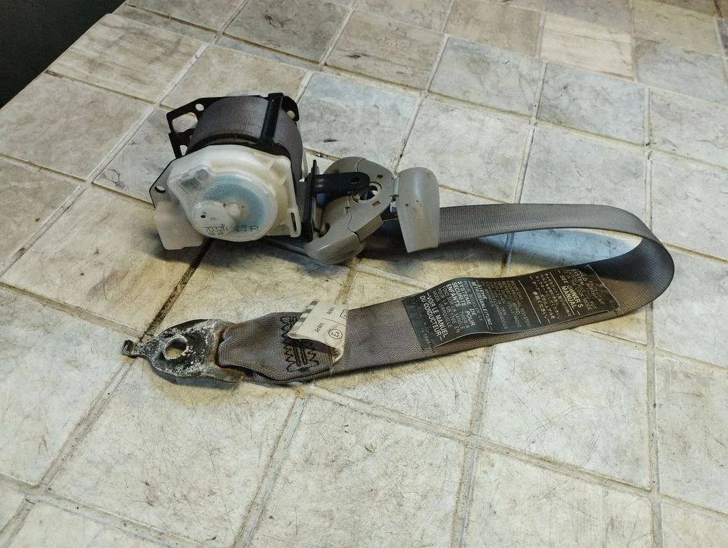 Third row seat belt – Mitsubishi Grandis (2003-2011)