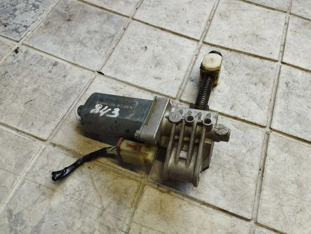 Seat adjustment motor 0390203271