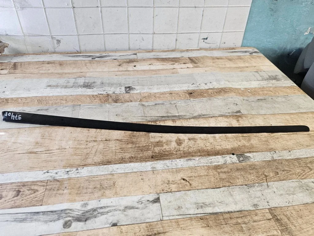 Listwa szyby przedniej 8E085432